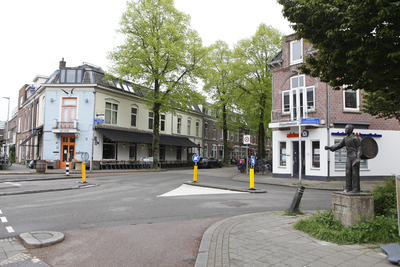 914257 Gezicht op de hoek van de Vleutenseweg (geheel links) en de Jan Pieterszoon Coenstraat te Utrecht, met rechts ...